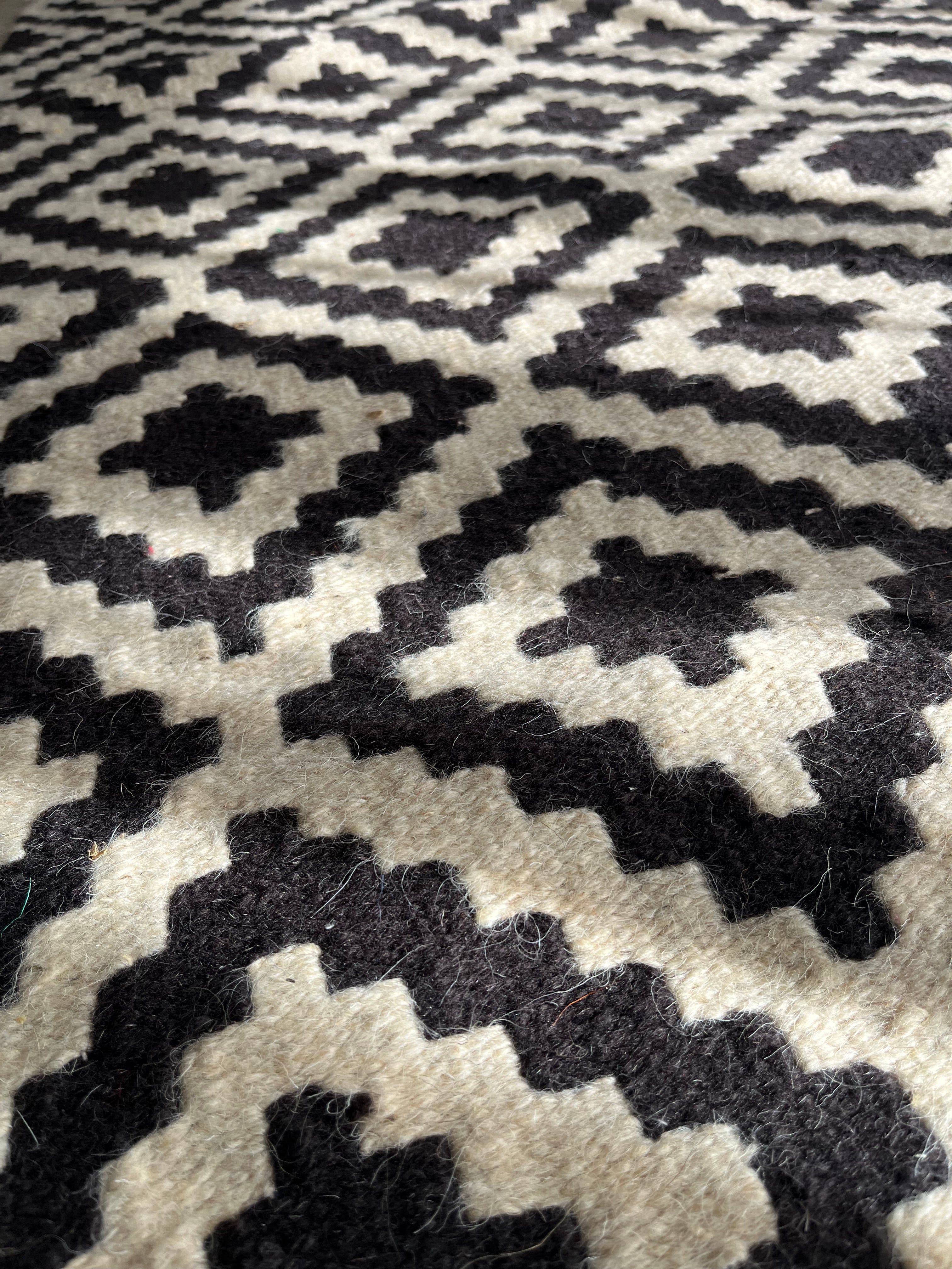 Mono Diamond Kilim