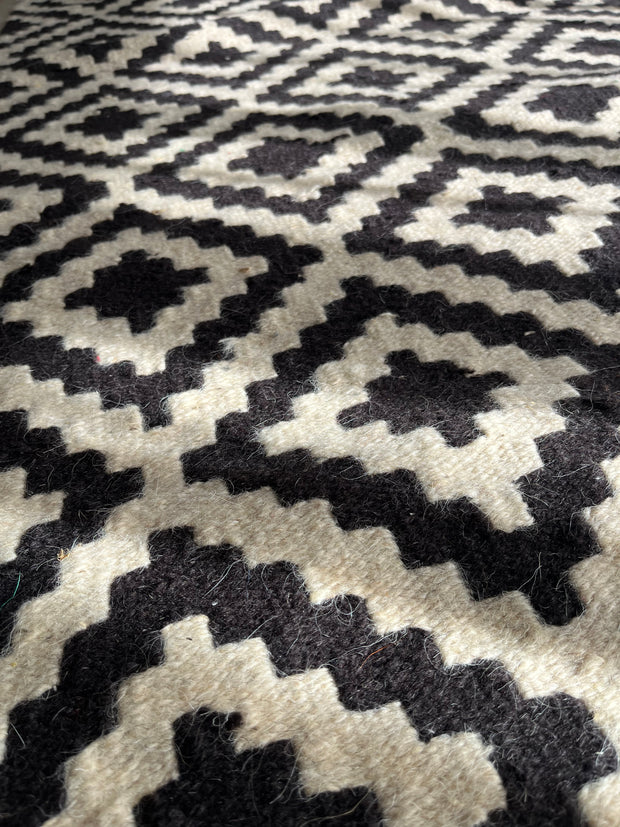Mono Diamond Kilim